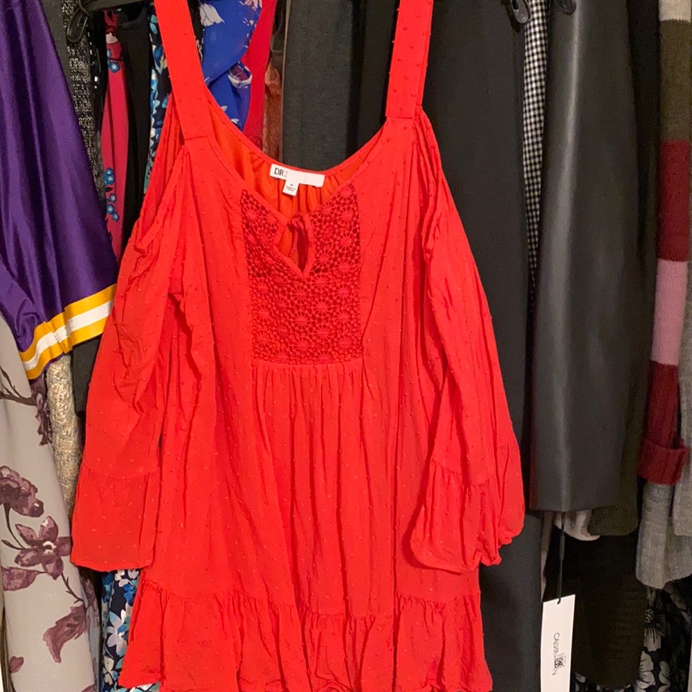 DR2, cold shoulder top, size M, salmon color